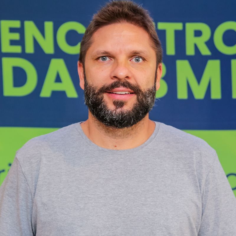 O 99º Encontro da ABMI, em versão digital, será realizado nesta terça-feira, 9/12/25, das 9h às 12h, com transmissão ao vivo pelo YouTube. Exclusivo para dirigentes e colaboradores das empresas associadas, o evento encerra o calendário anual da Associação Brasileira do Mercado Imobiliário em um formato leve, festivo e cheio de significado. Em meio ao tradicional “netlove” da Associação serão festejadas realizações de 2025, com uma programação que contará com momentos de integração e apresentação de conteúdos de grande relevância, um “esquenta” em grande estilo para o 100º Encontro da ABMI, presencial que deverá acontecer de 18 a 21 de março de 2026 em Aracaju, Sergipe, marcando um momento histórico para a entidade e a posse da nova diretoria para gestão 2026-2027